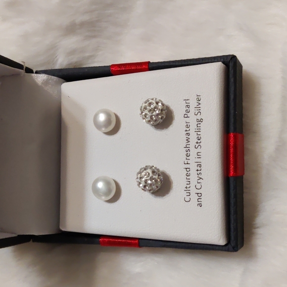 Earrings - Picture 1 of 3